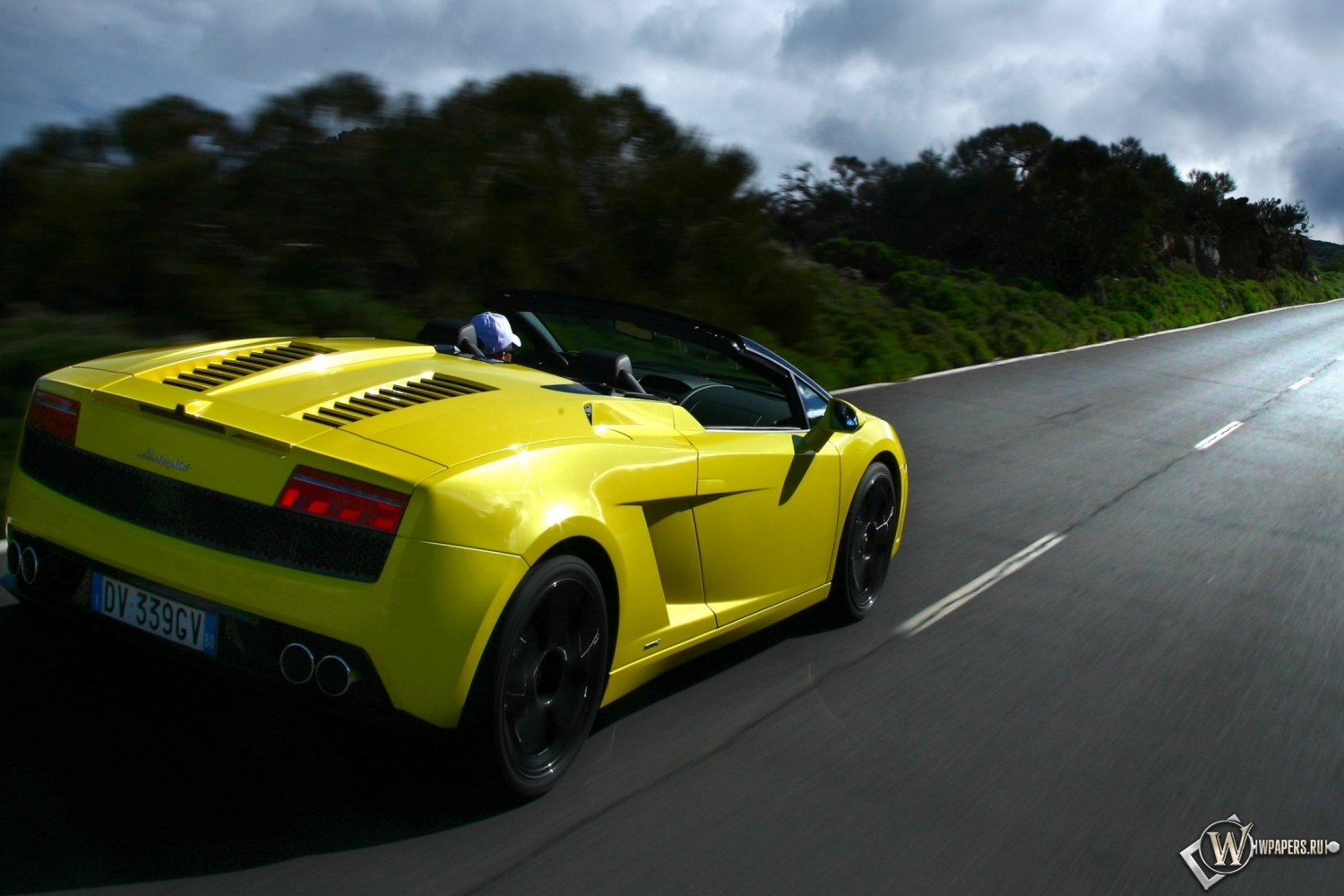 Желтая Lamborghini 1500x1000