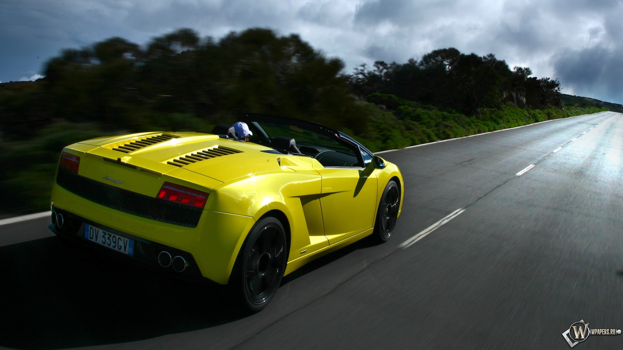 Желтая Lamborghini 2560x1440
