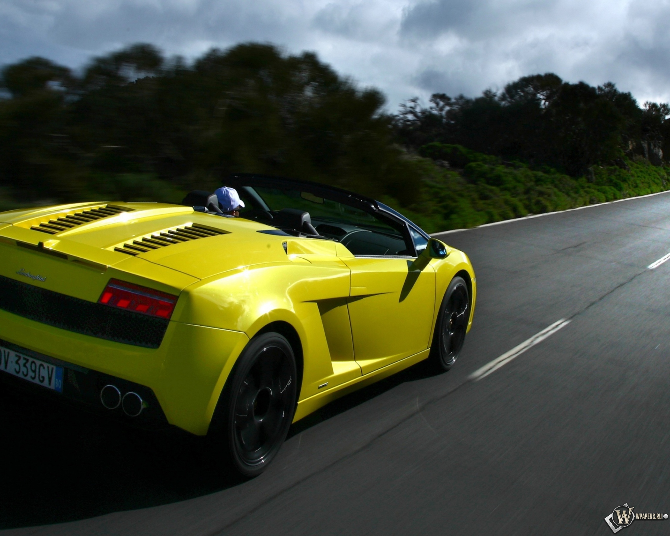 Желтая Lamborghini 2560x2048