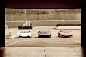 Обои Lamborghini Aventador: Гараж, Lamborghini Aventador, Три, Lamborghini
