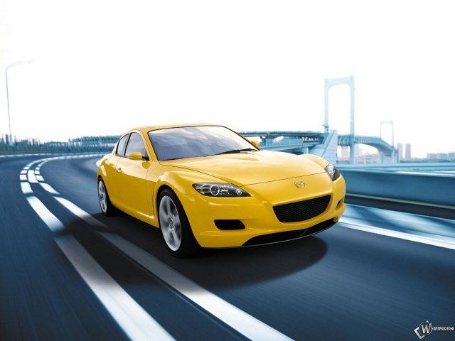 Желтая Mazda RX-8 на трассе