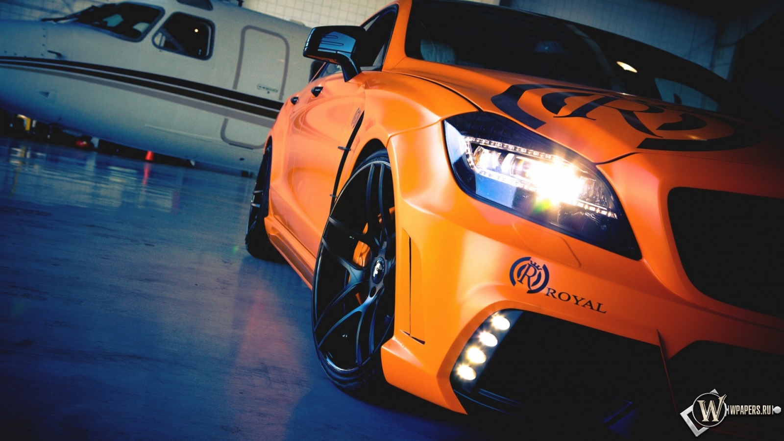 Оранжевый Mercedez CLS 1600x900
