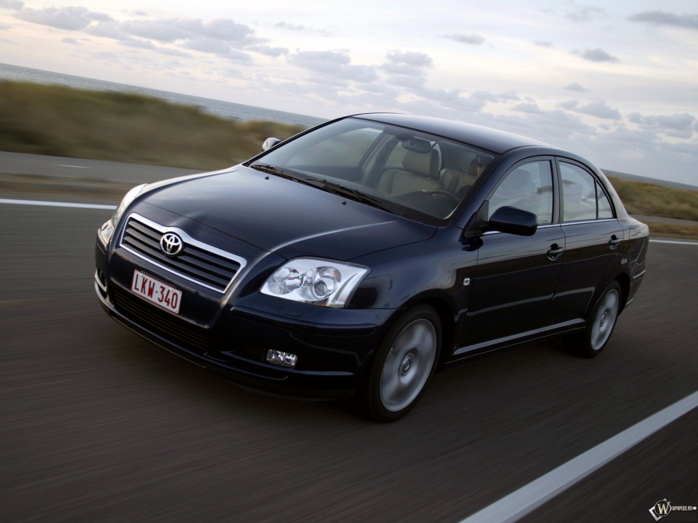 Toyota Avensis 1400x1050