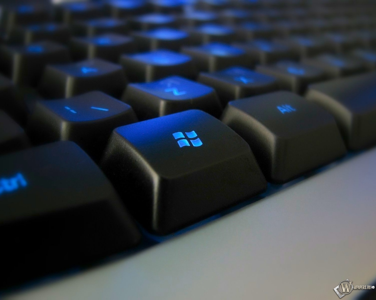 Клавиатура с синей подсветкой 1280x1024