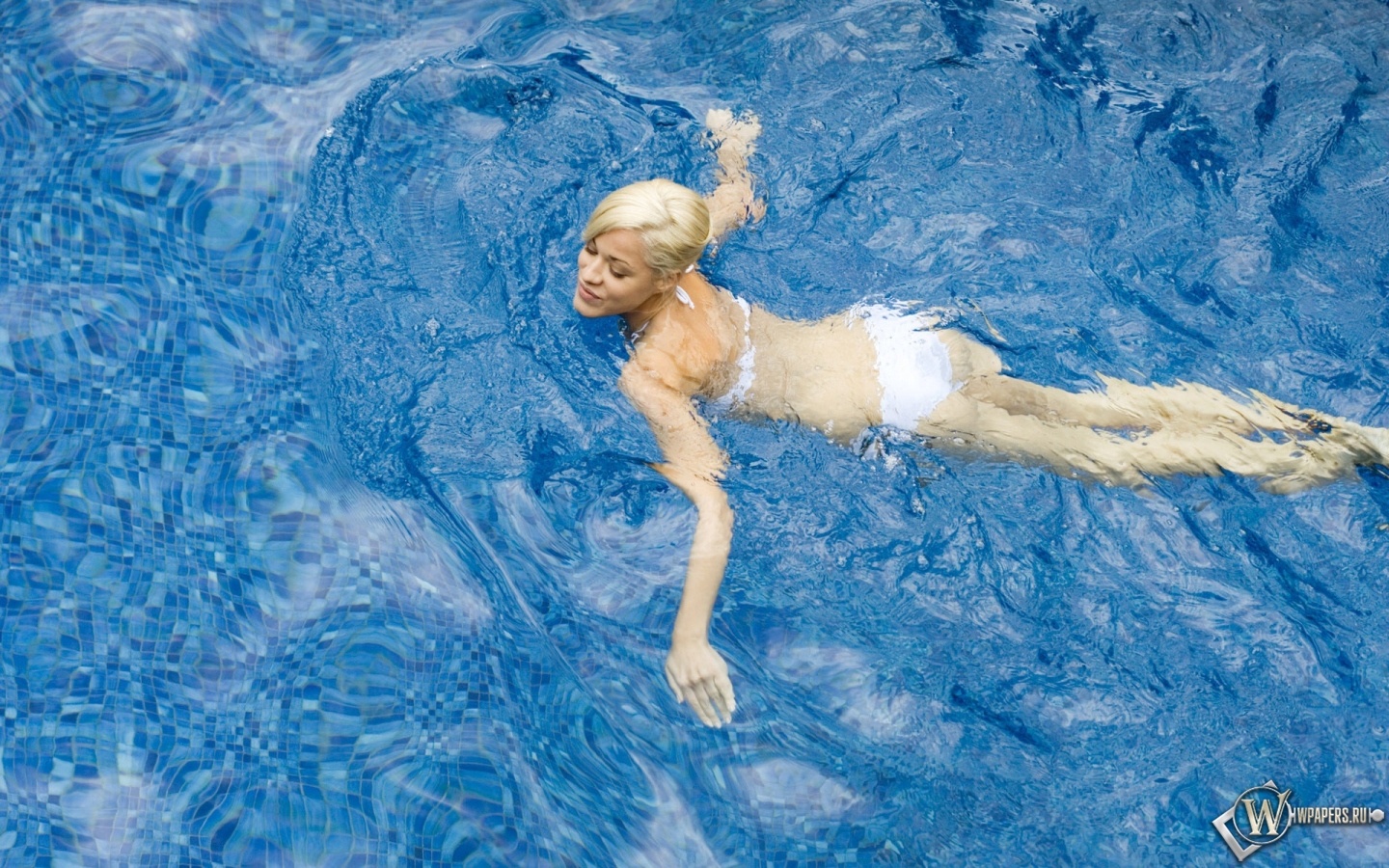 Девушка в белом купальнике 1440x900