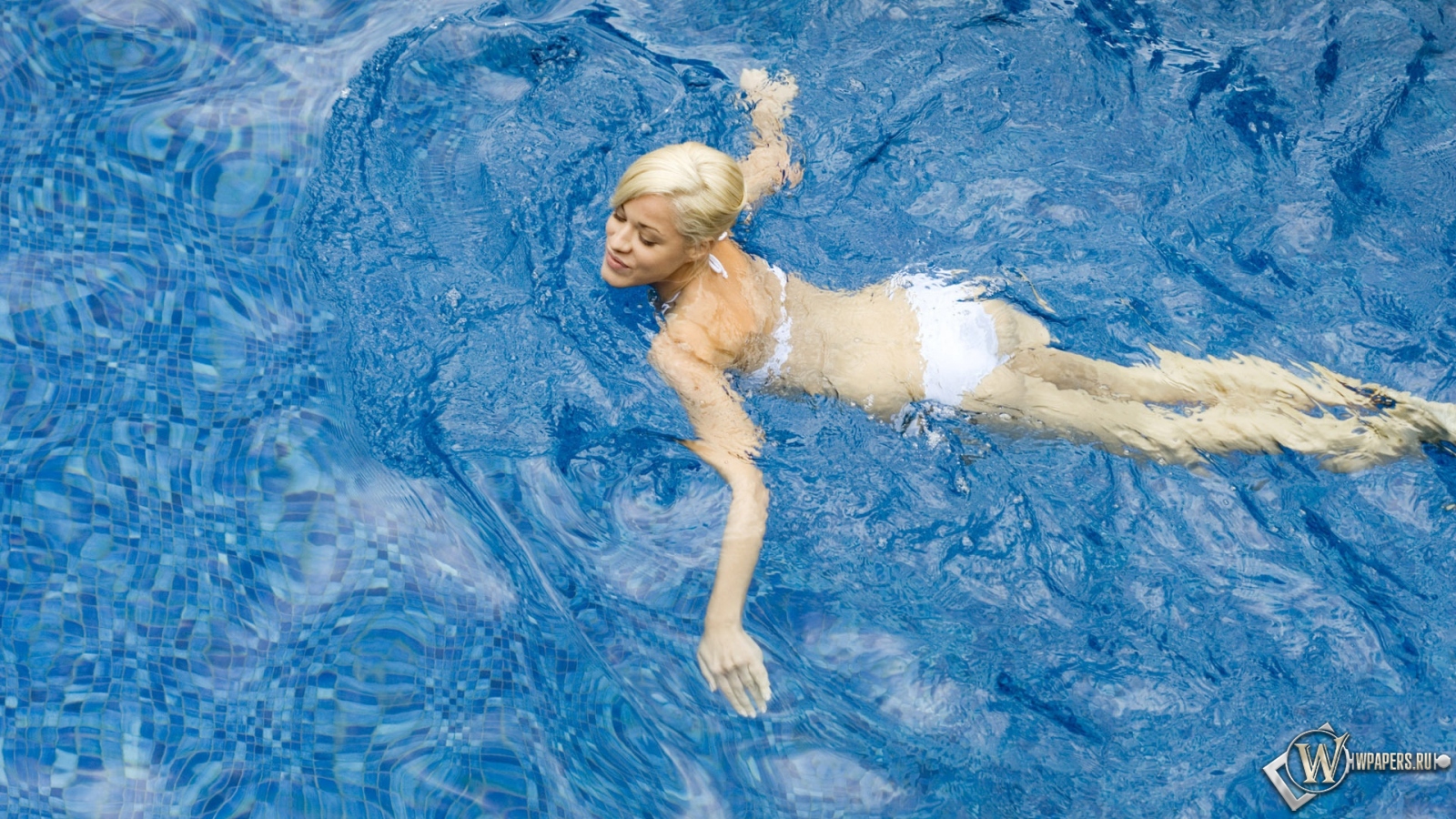 Девушка в белом купальнике 1600x900