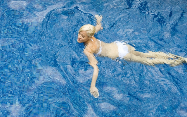 Девушка в белом купальнике