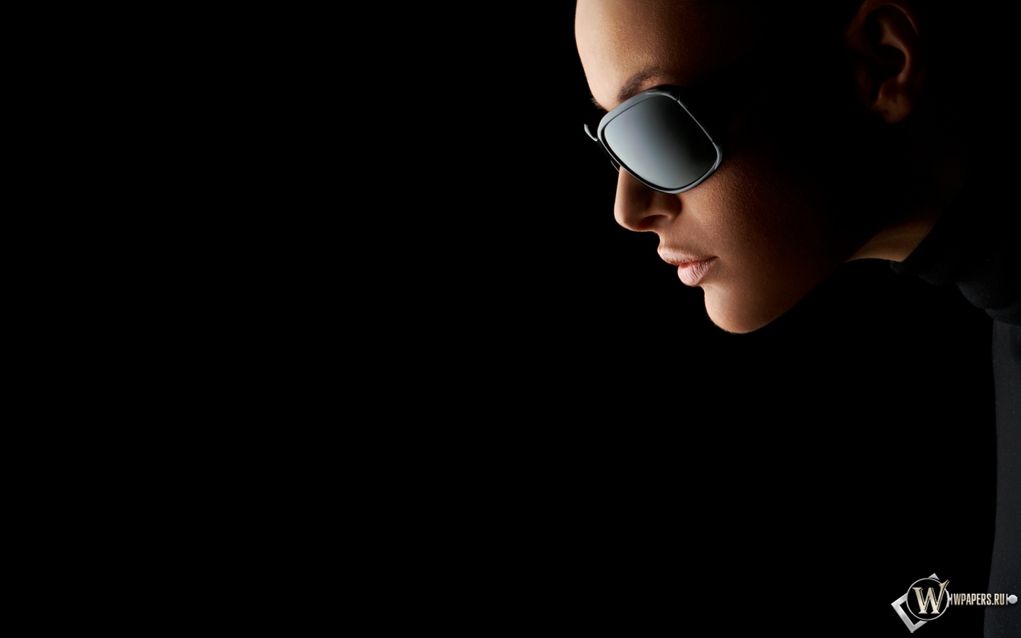 Девушка в чёрных очках 1440x900