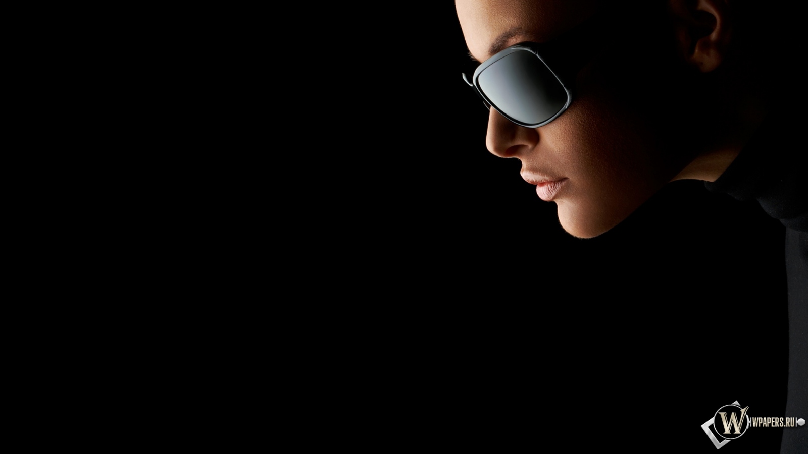 Девушка в чёрных очках 1600x900