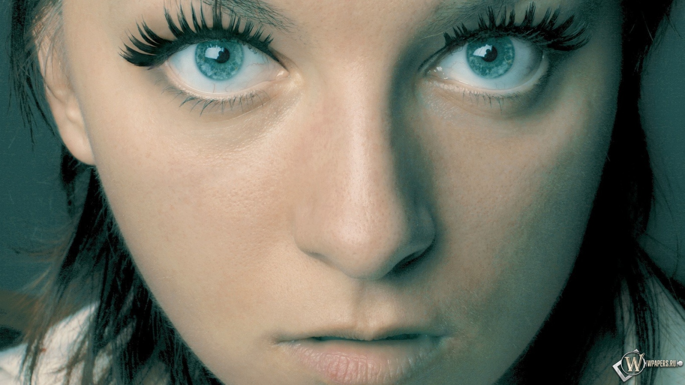Девушка с голубыми глазами 1366x768