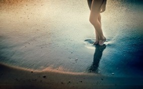 Обои Вода и девушка: Вода, Песок, Девушка, Ножки, Девушки