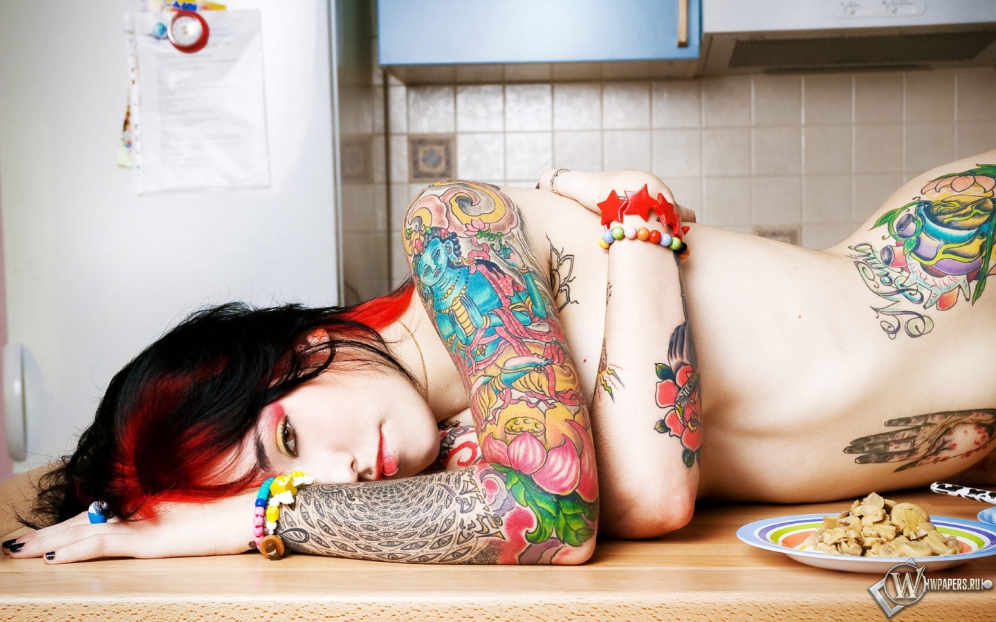 Девушка с татуировками 1440x900