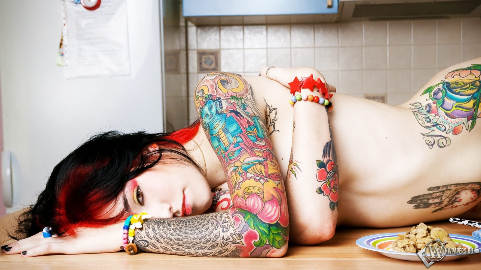 Девушка с татуировками 1600x900