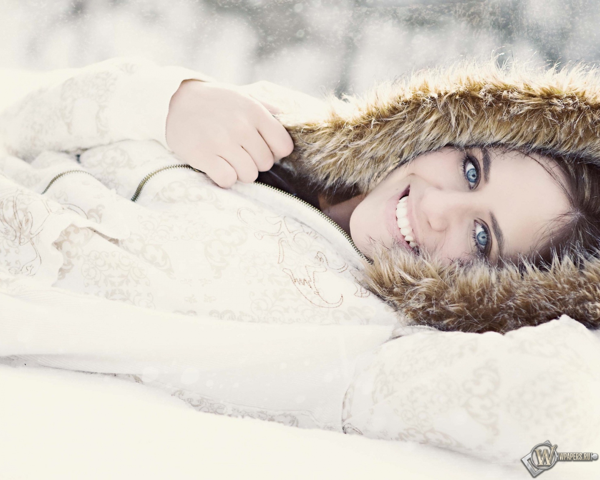Девушка на снегу 1920x1536