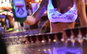 Обои Девушка в баре: Грудь, Девушка, Алкоголь, Бар, Девушки