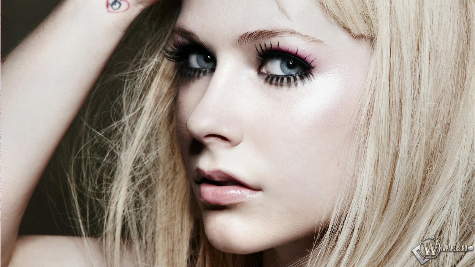Avril Lavigne 1600x900