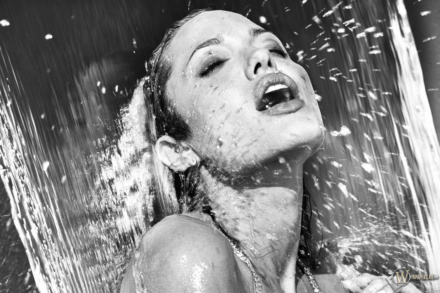 Анджелина Джоли в душе 1500x1000