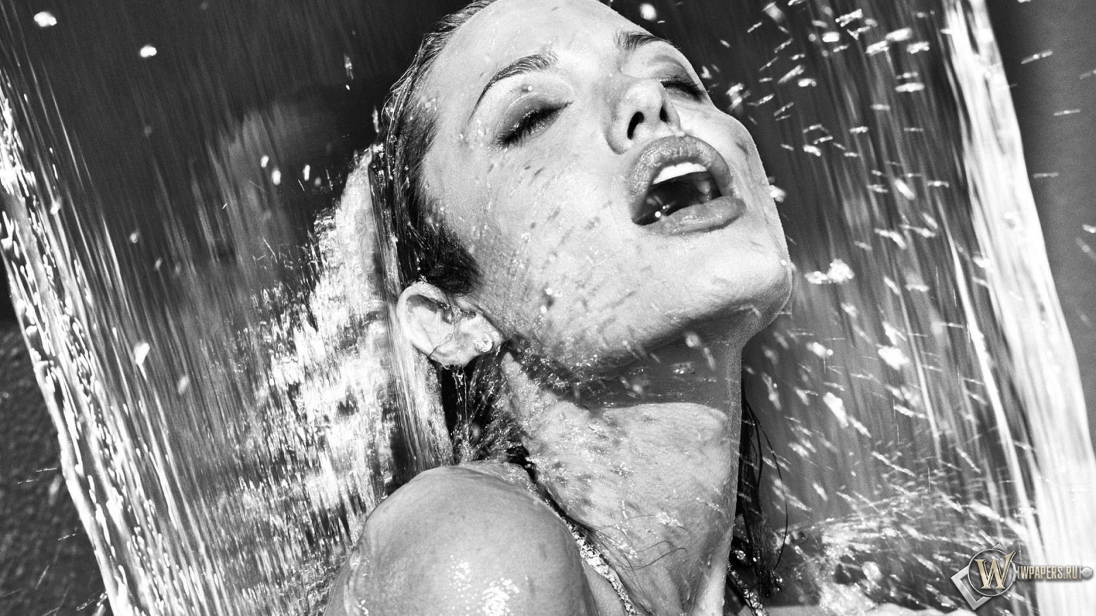 Анджелина Джоли в душе 1600x900