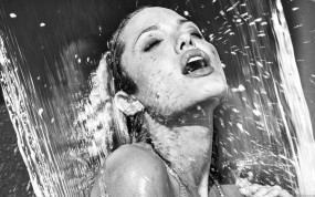 Обои Анджелина Джоли в душе: Вода, Angelina Jolie, Ч/б, Анджелина Джоли, Душ, Девушки