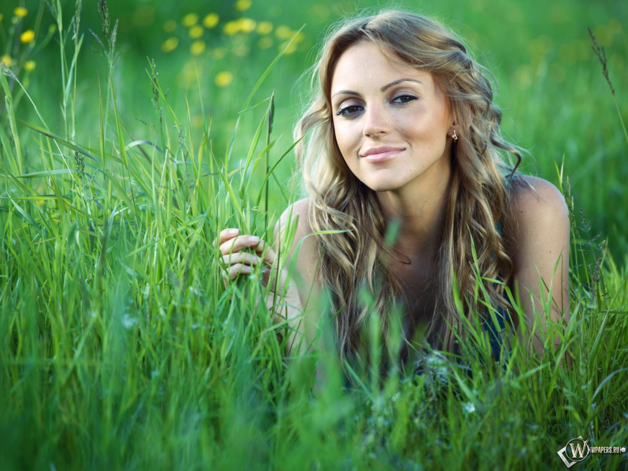Девушка в траве 1280x960