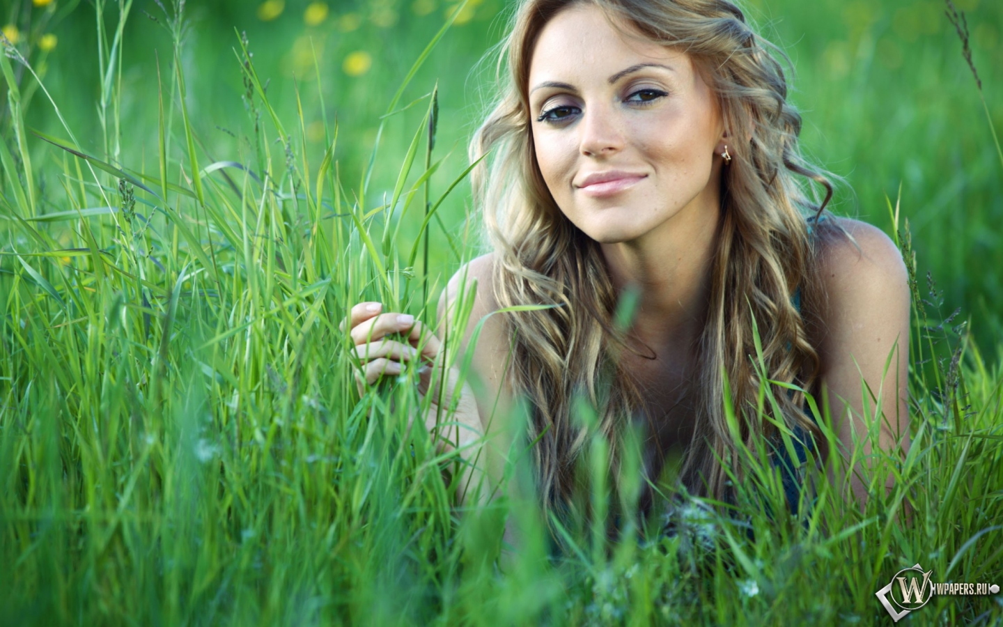 Девушка в траве 1440x900