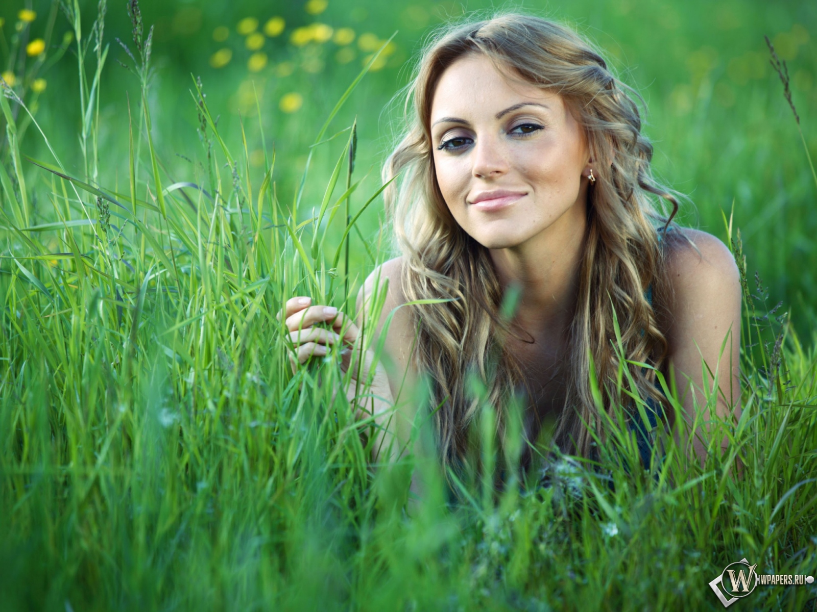 Девушка в траве 1600x1200