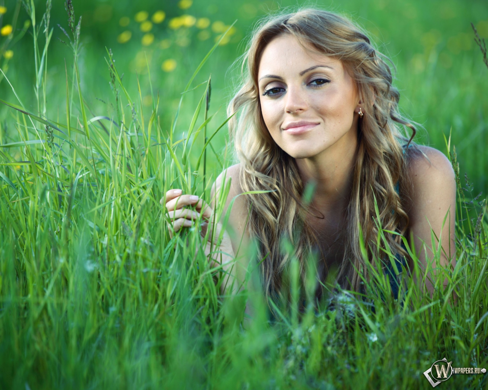 Девушка в траве 1600x1280