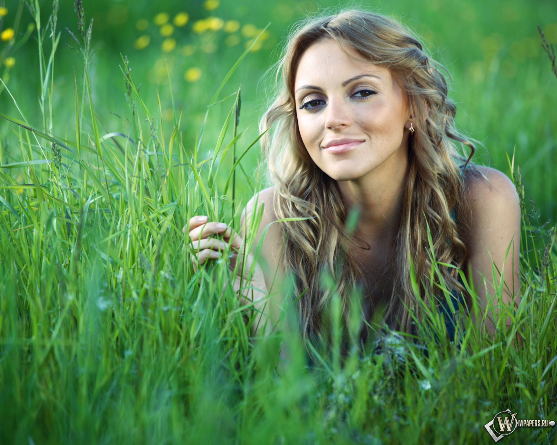 Девушка в траве 1920x1536