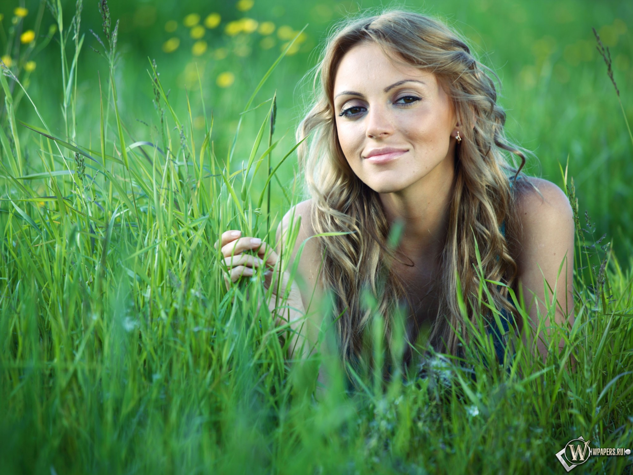 Девушка в траве 2048x1536