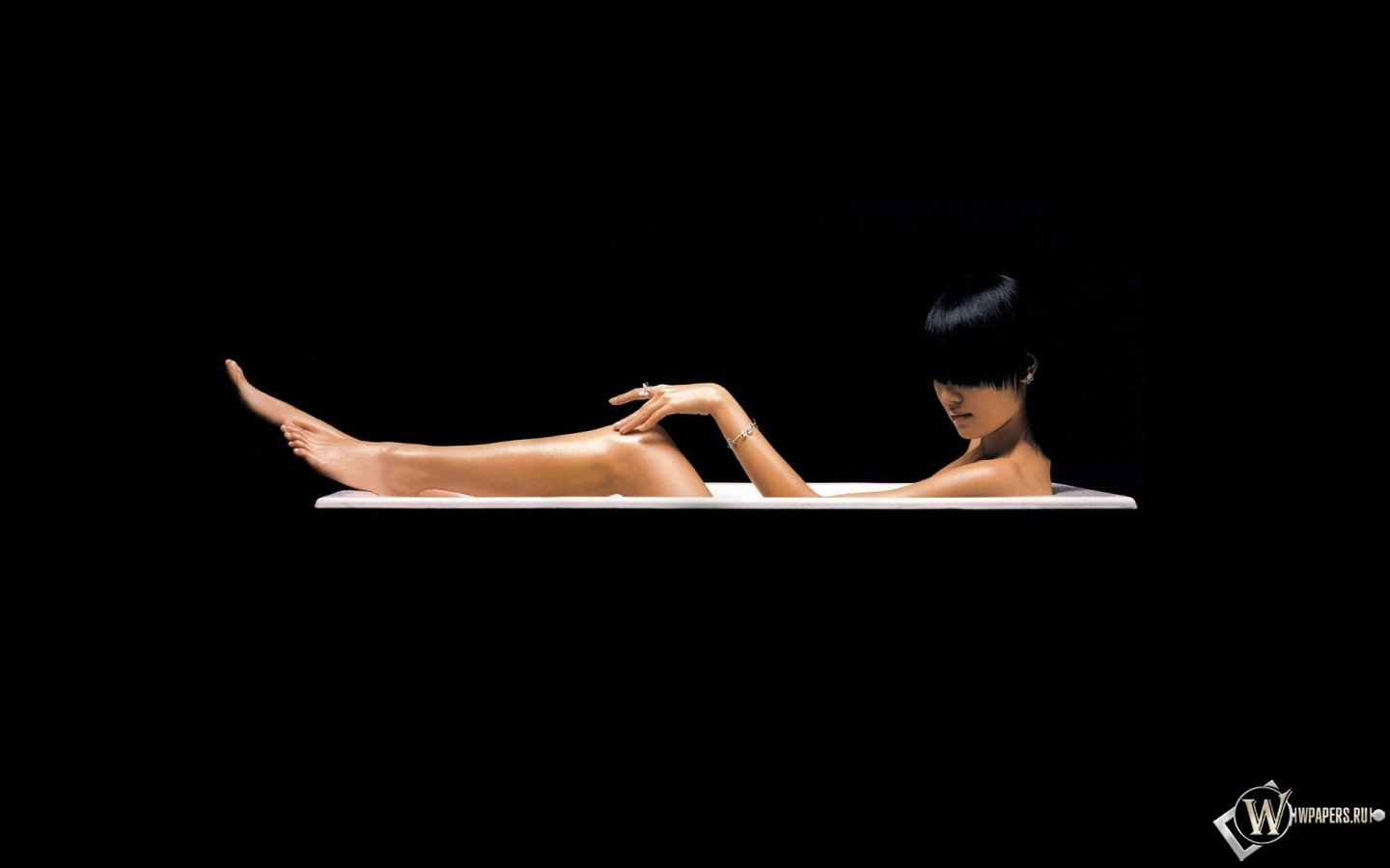 Девушка в ванной 1440x900