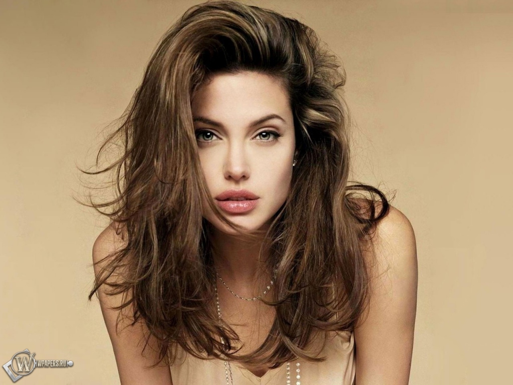 Молодая Angelina Jolie 1024x768