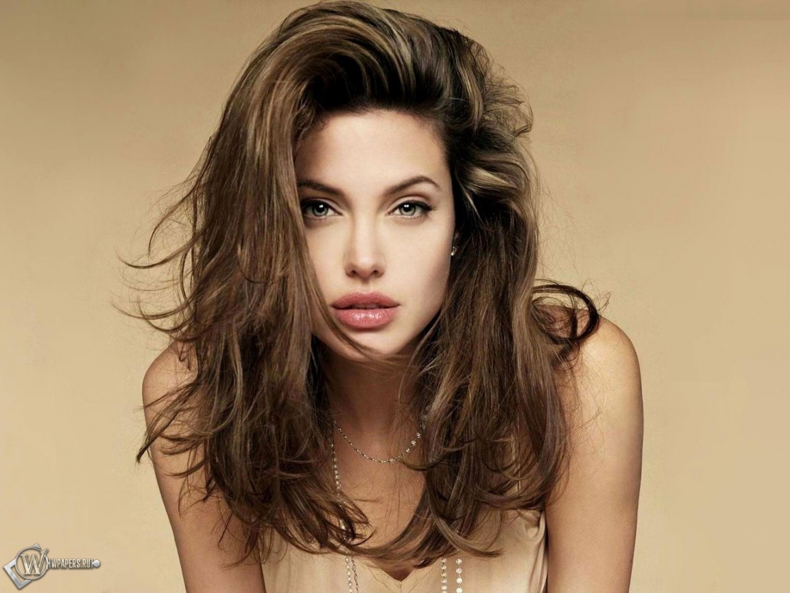Молодая Angelina Jolie 1152x864