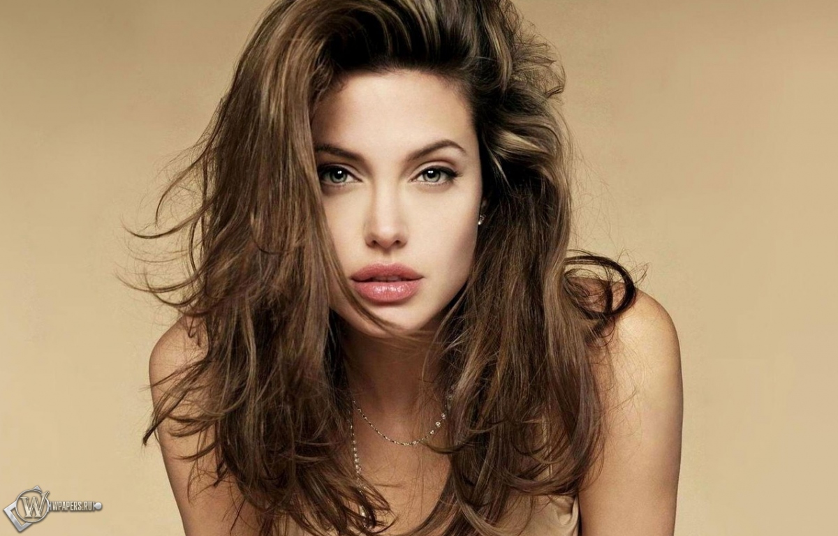 Молодая Angelina Jolie 1200x768
