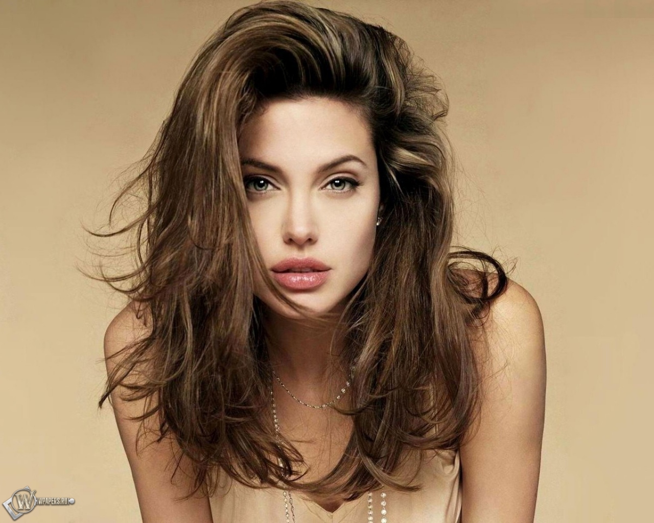 Молодая Angelina Jolie 1280x1024