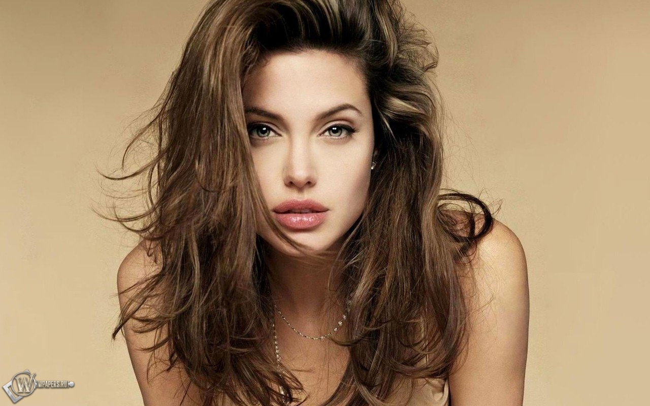 Молодая Angelina Jolie 1280x800