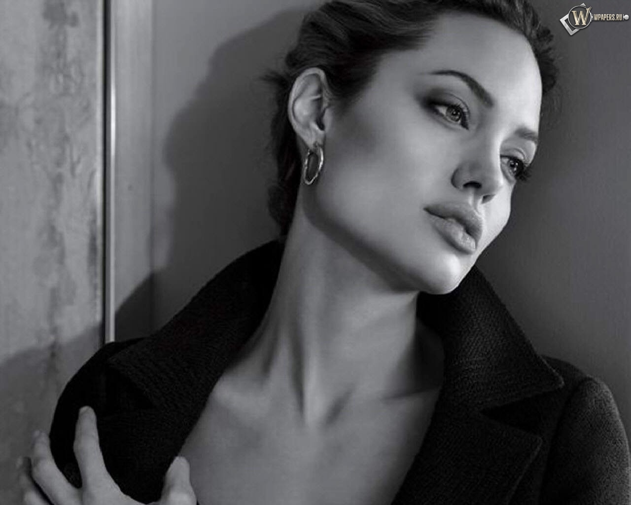 Анджелла Джоли у стены 1280x1024