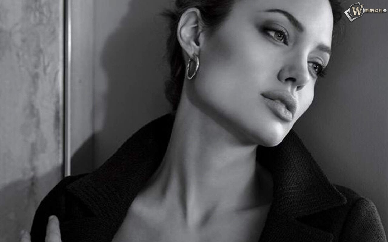 Анджелла Джоли у стены 1280x800