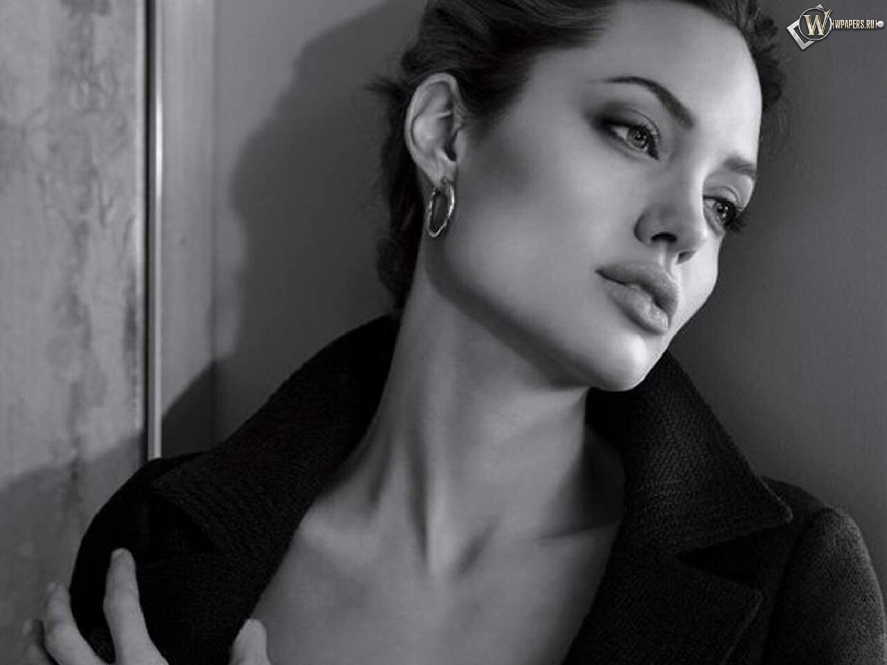 Анджелла Джоли у стены 1280x960