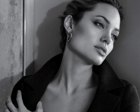 Анджелла Джоли у стены