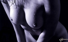 Мокрая женская грудь