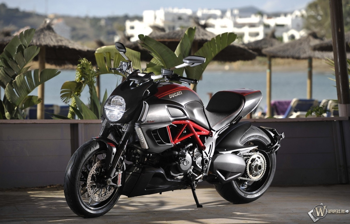Мотоцикл Ducati 1200x768