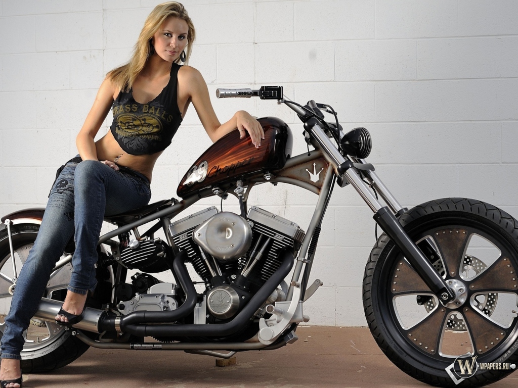 Девушка и Harley Davidson 1024x768