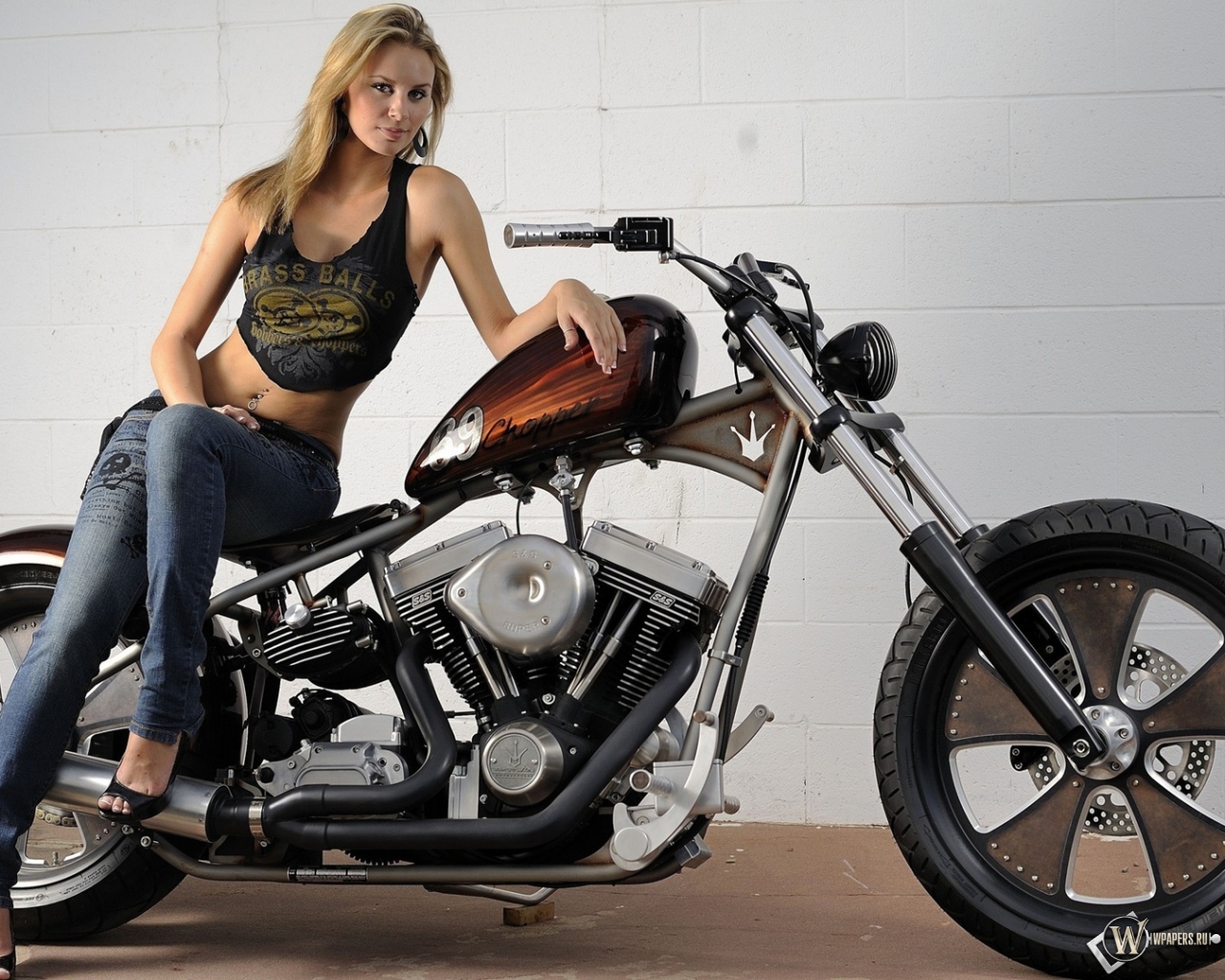 Девушка и Harley Davidson 1280x1024