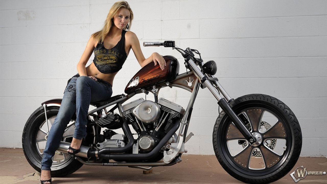Девушка и Harley Davidson 1280x720