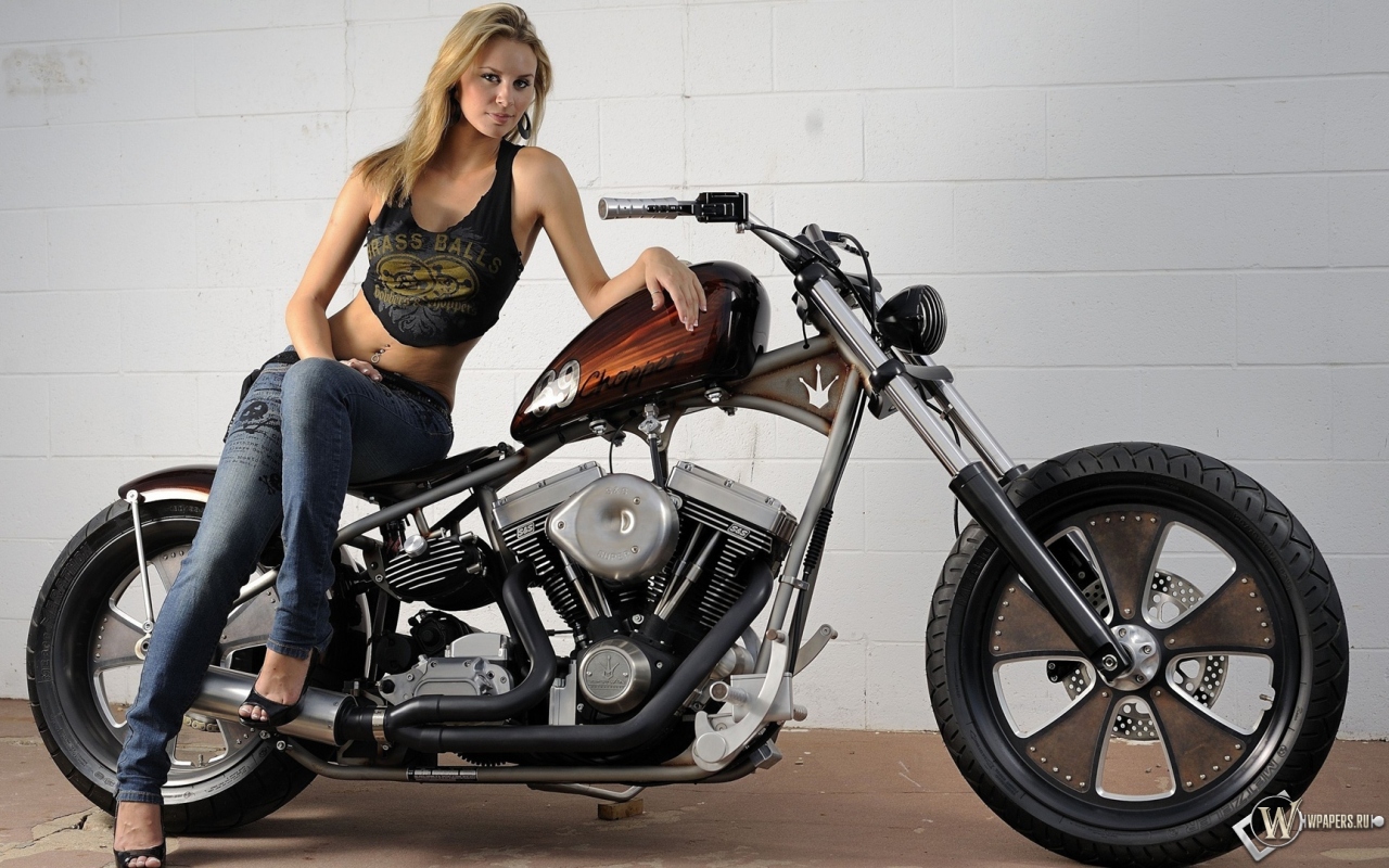 Девушка и Harley Davidson 1280x800