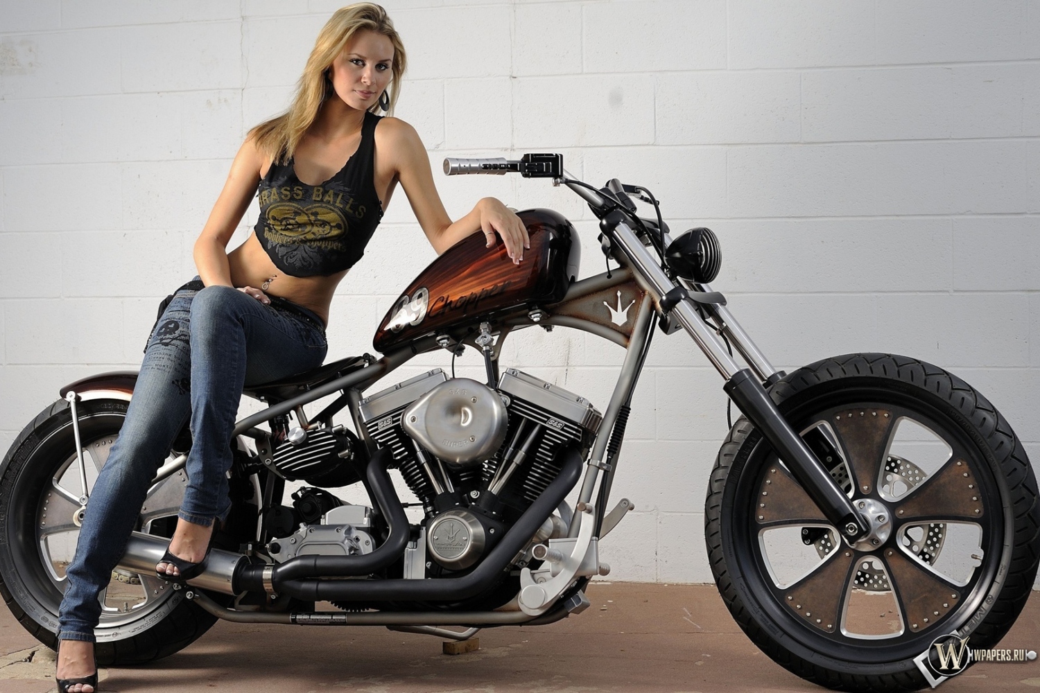 Девушка и Harley Davidson 1500x1000