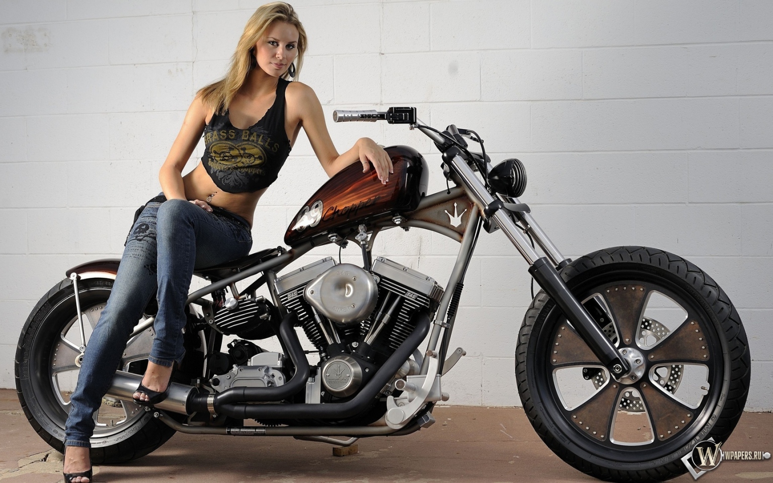 Девушка и Harley Davidson 1536x960