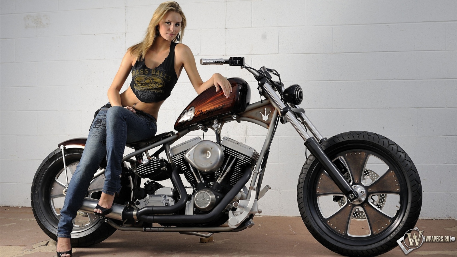 Девушка и Harley Davidson 1600x900