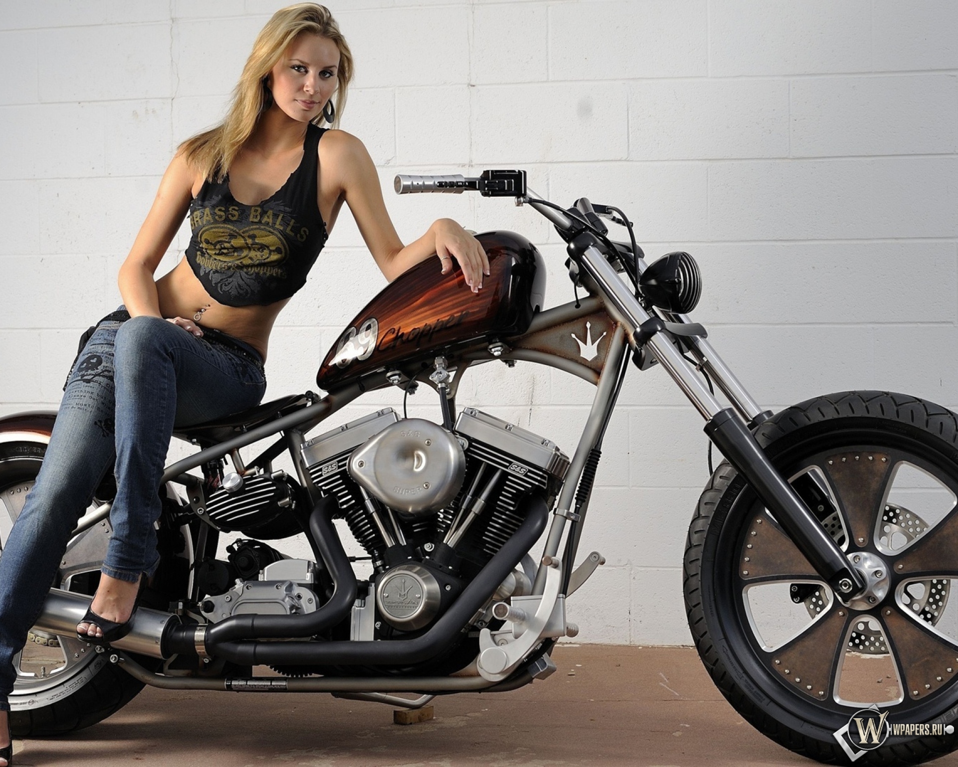 Девушка и Harley Davidson 1920x1536