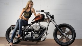 Девушка и Harley Davidson